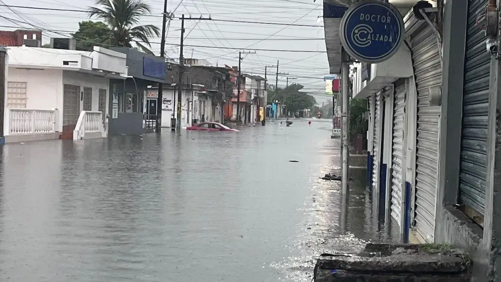 Imagen Auto a punto de ser tragado por el agua en la avenida Yáñez en Veracruz 