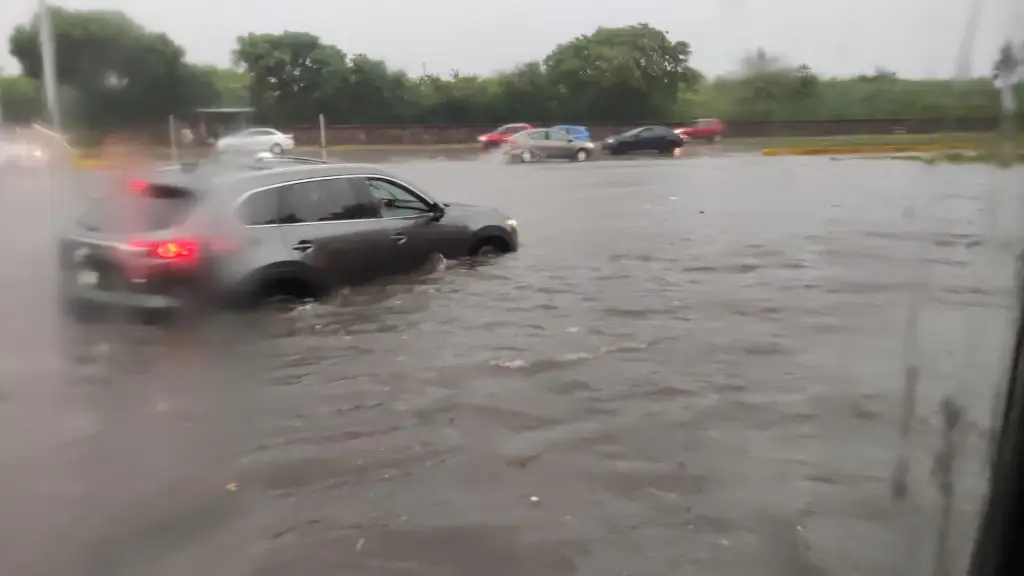 Imagen Camioneta se queda atrapada en inundación en Veracruz