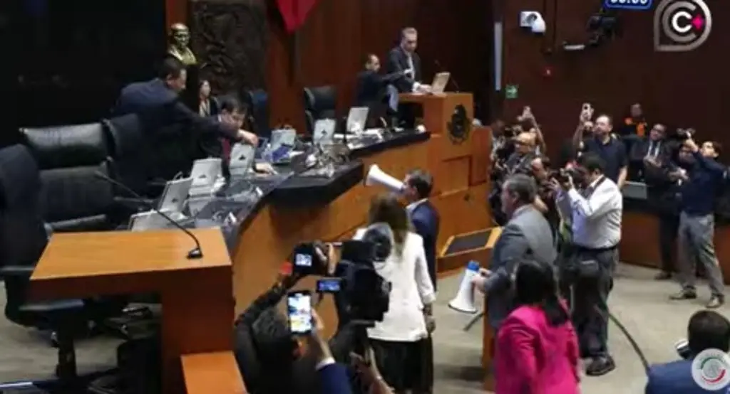 Imagen PAN protesta en sesión del Senado con megáfonos (+Video)