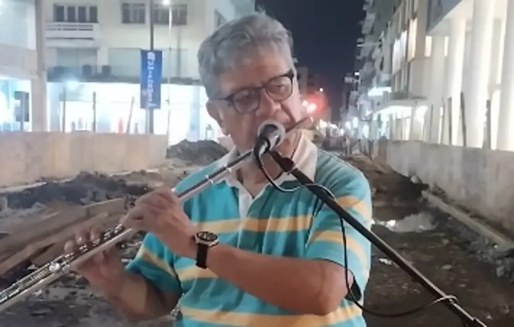 Imagen Don Emilio atrae personas al tocar con su flauta en avenida Independencia de Veracruz