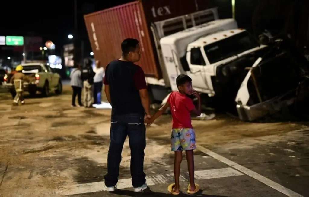 Imagen Tráiler pierde el control y embiste auto en Lázaro Cárdenas; tres personas resultan lesionadas