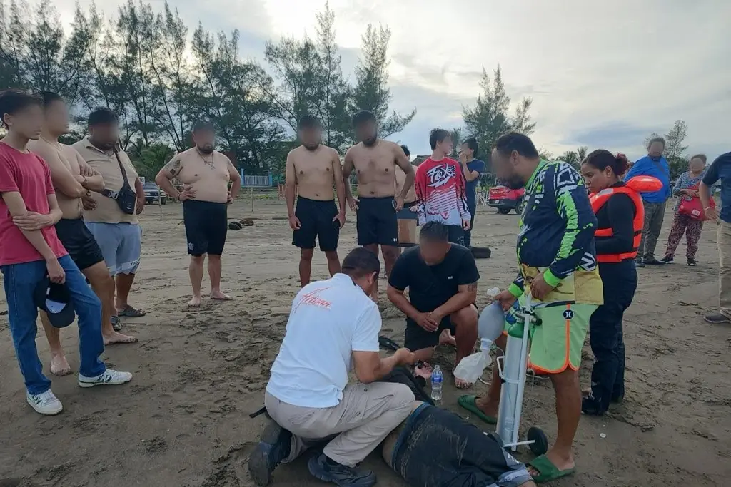 Imagen Rescatan a persona de morir ahogada en Chachalacas, Veracruz