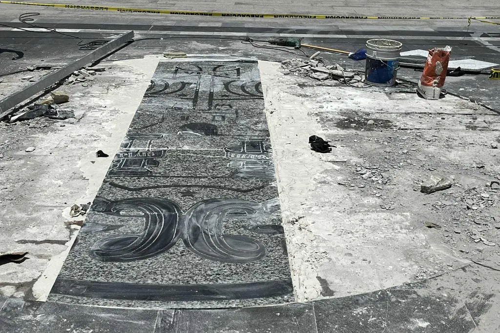 Imagen Graban escudo de Veracruz en el zócalo