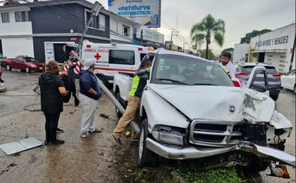 Imagen Camioneta derriba luminaria y palmera; lesiona a mujer embarazada en Córdoba, Veracruz