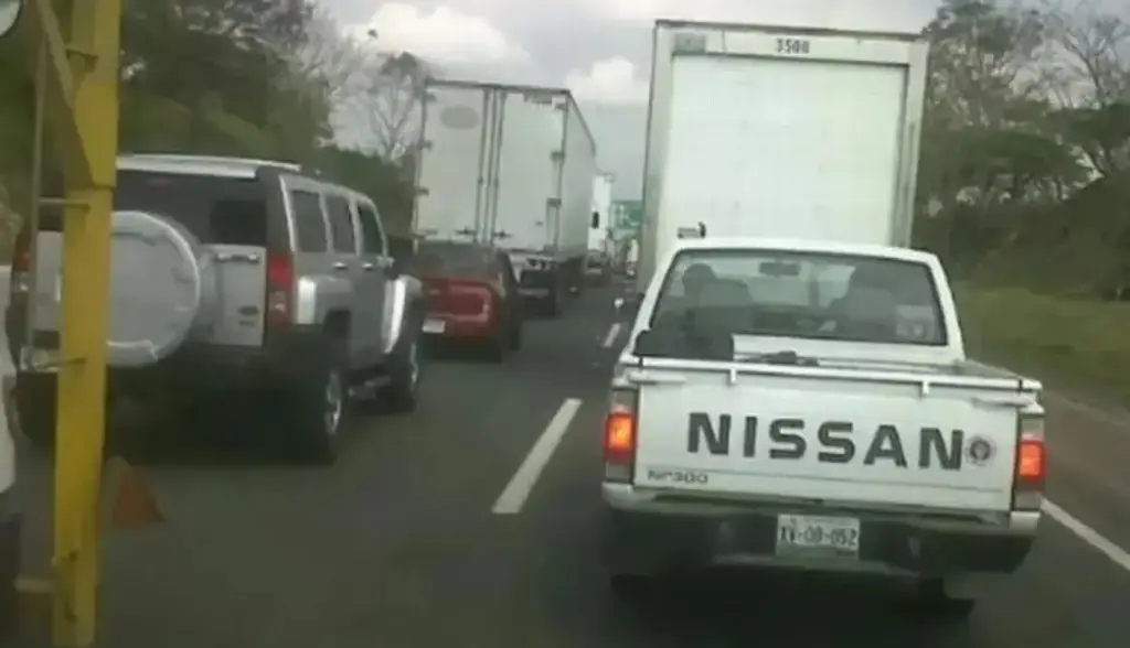 Imagen Hay cierre a la circulación en ambos sentidos en autopista de Veracruz 
