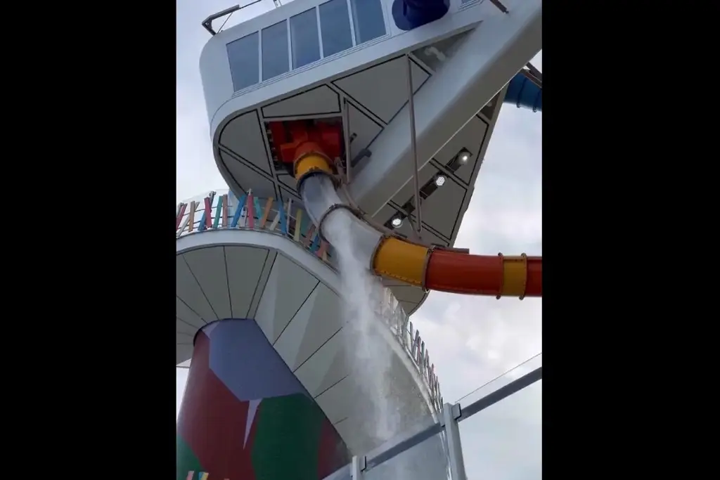 Imagen Se rompe tobogán de crucero de Royal Caribbean con persona dentro (+Video)