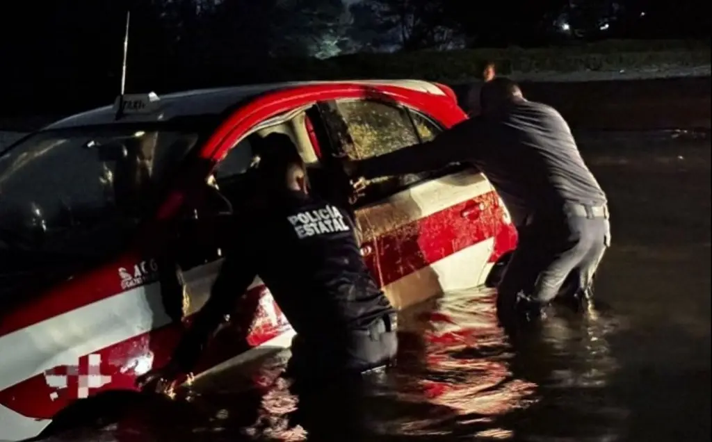 Imagen Rescatan a hombre tras caer al mar con todo y taxi al norte de Veracruz 
