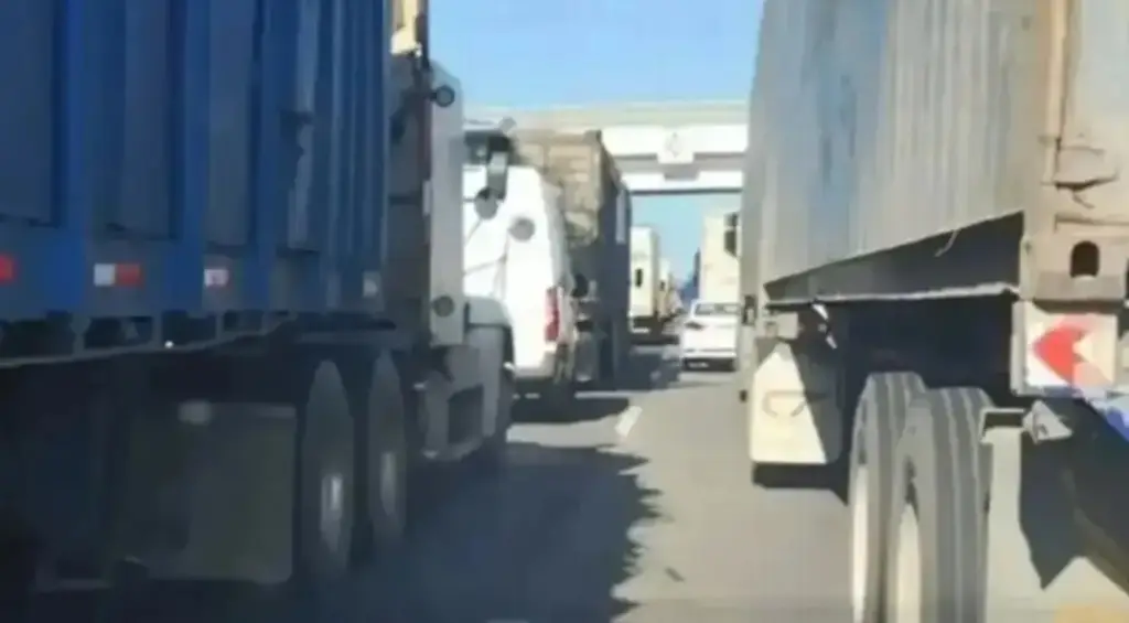 Imagen Tome precauciones, se registra carga vehicular en ambos sentidos en autopista de Veracruz 