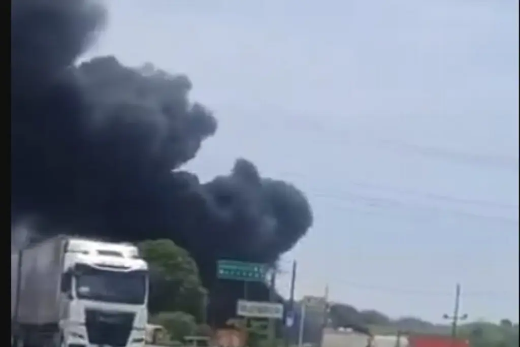 Imagen Se incendió pipa con combustible de aviación en carretera Coatzacoalcos-Villahermosa