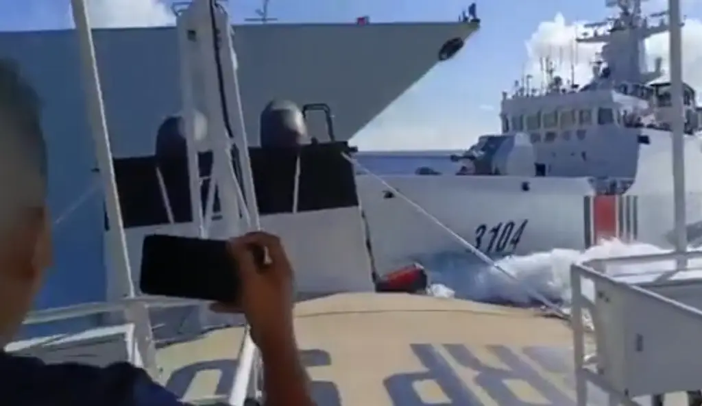 Imagen Dos buques del régimen chino chocaron al interceptar a un barco filipino