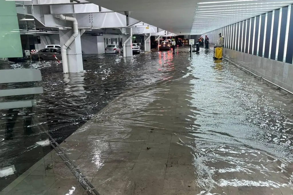 Imagen Por lluvias cancelaron 104 vuelos en el AICM, viajeros esperan hasta 12 horas por retrasos
