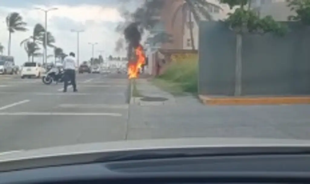 Imagen Se incendia motocicleta en bulevar Miguel Alemán de Boca del Río 