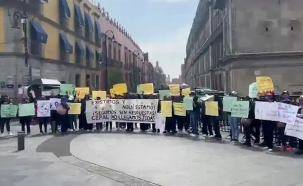 Imagen Protestan mujeres afuera de Palacio Nacional, previo a foro (+Video)