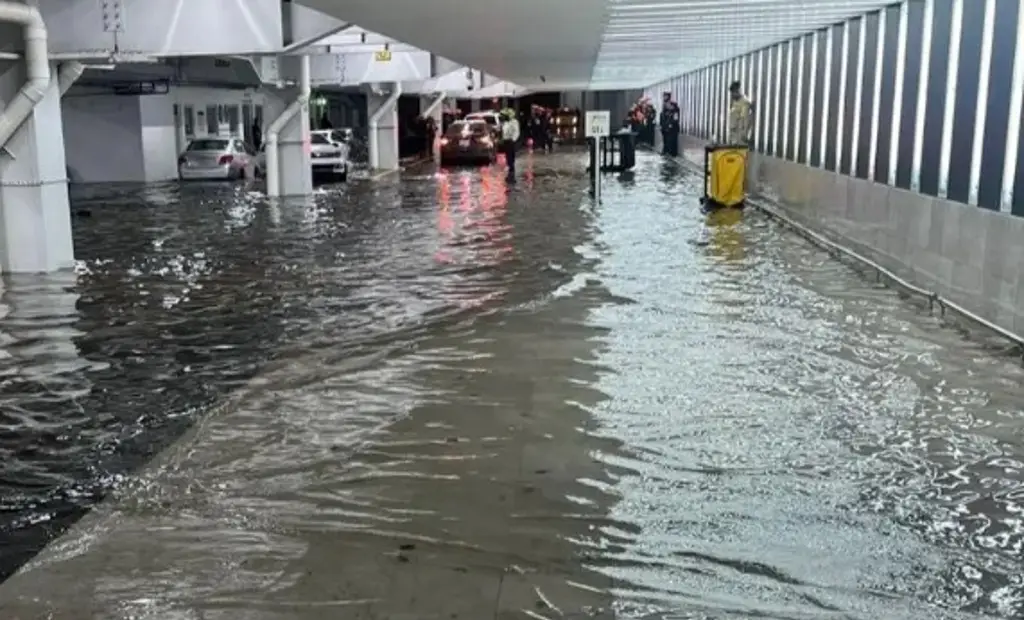 Imagen Tras lluvias, usuarios se quejan que impuesto de TUA era para pagar mantenimiento de AICM
