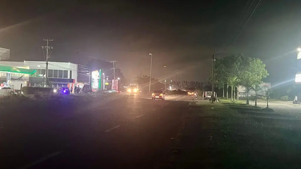 Imagen Ciudadanos retiran bloqueo en carretera Boca del Río - Paso del Toro; esperan llegar a acuerdos