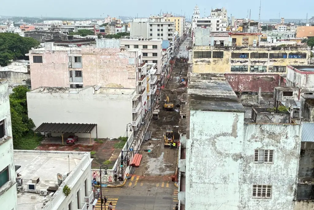 Imagen Cuestionan si CFE está metiendo cableado en el centro de Veracruz; temen que después rompa banquetas