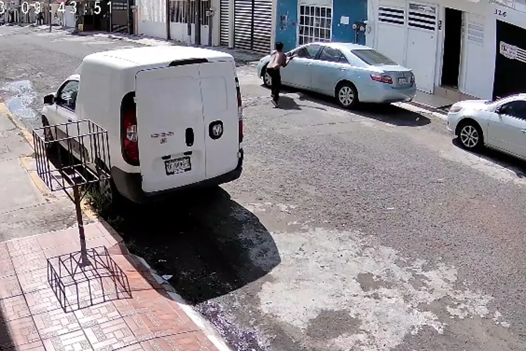 Imagen Captan a sujeto golpeando auto en Río Medio, Veracruz 