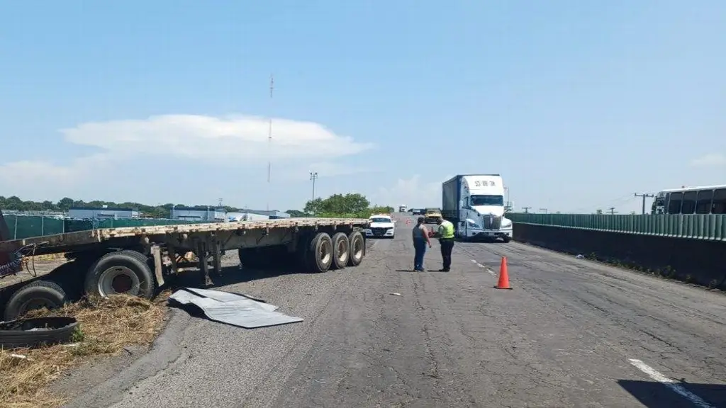 Imagen Tome precauciones, hay cierre parcial de circulación en carretera de Veracruz 