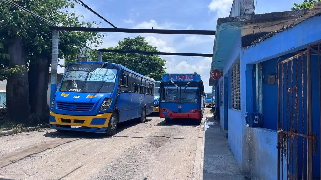 Imagen Firman acuerdo habitantes de Paso del Toro y concesionarios de los camiones denominados los Azules