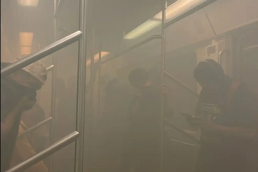 Imagen Tren de la línea 2 del metro de la CDMX se llena de humo y lo desalojan