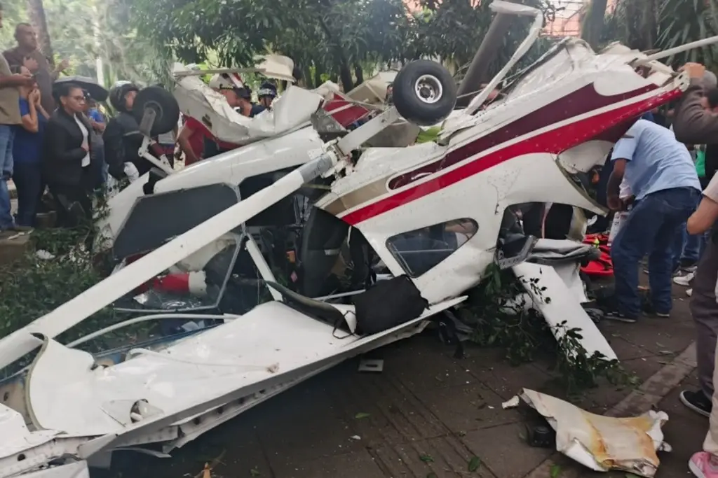 Imagen Dos heridos tras accidentarse una avioneta en un barrio de Medellín, Colombia 