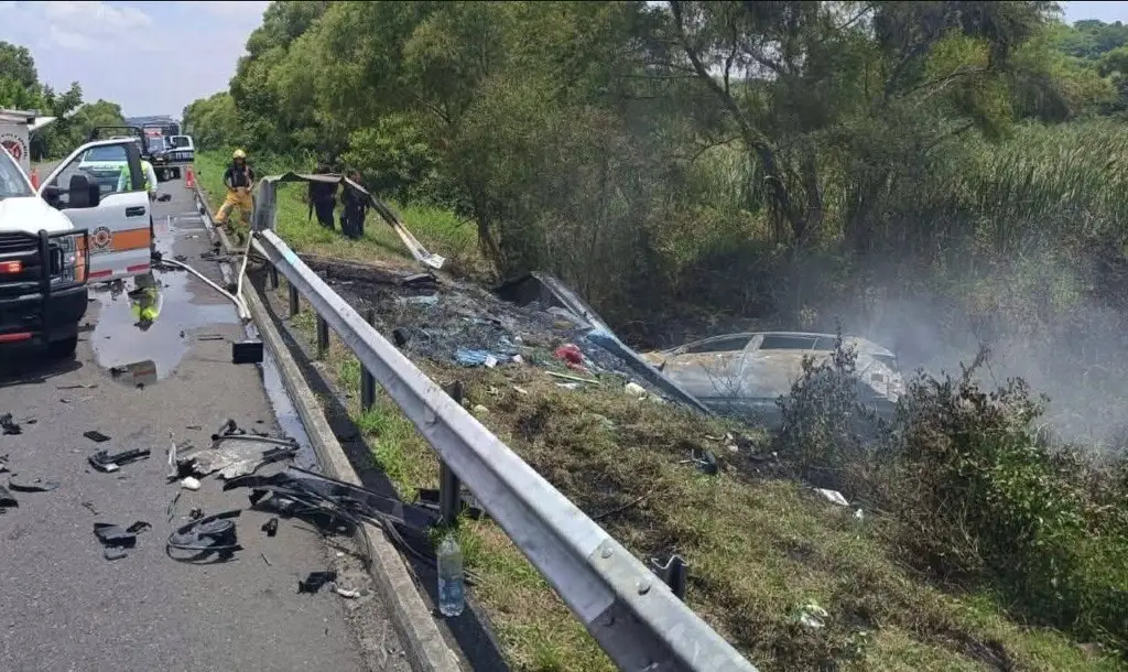 Imagen Mujer muere calcinada luego de accidente sobre la autopista Cardel - Poza Rica