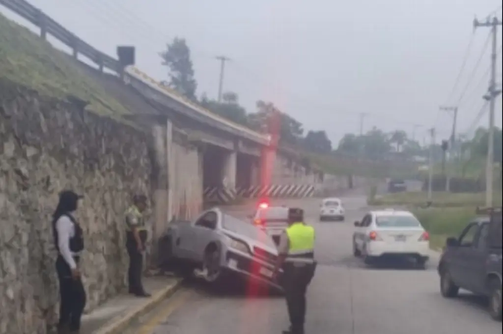 Imagen Hay cierre por accidente en carretera de Veracruz. Precaución