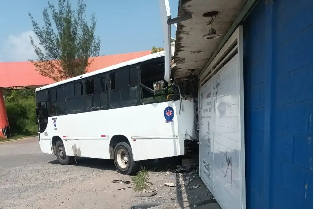 Imagen Camión se estrella contra farmacia en Veracruz