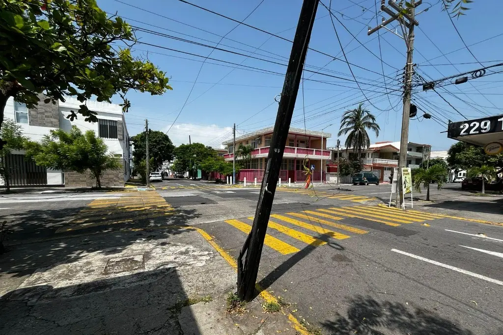 Imagen Cables caídos obstruyen vialidad en centro de Veracruz 