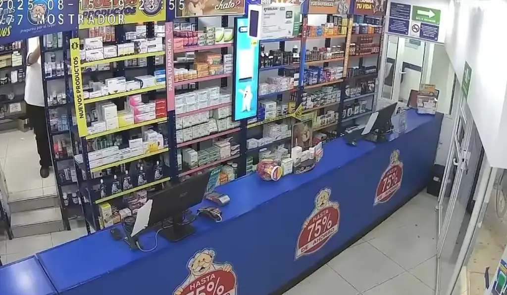 Imagen Captan asalto en farmacia en colonia de Veracruz; ladrón huyó (+Video)
