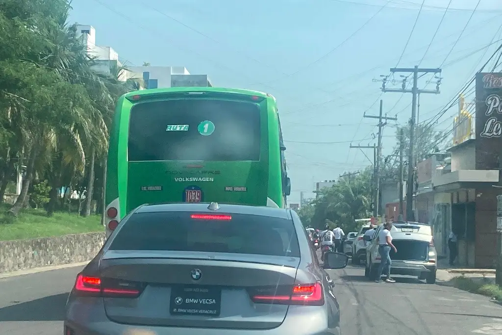 Imagen Caos vial en bulevar Alemán y Vía Muerta, en Boca del Río