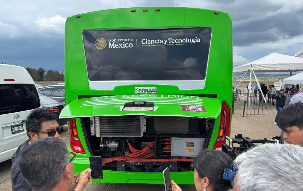 Imagen Ebrard anuncia interés por hasta 20 mil unidades del primer autobús eléctrico mexicano