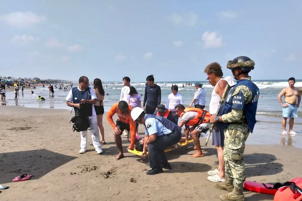 Imagen SSP rescata a hombre tras ingresar al mar en Playa Chachalacas, Veracruz 