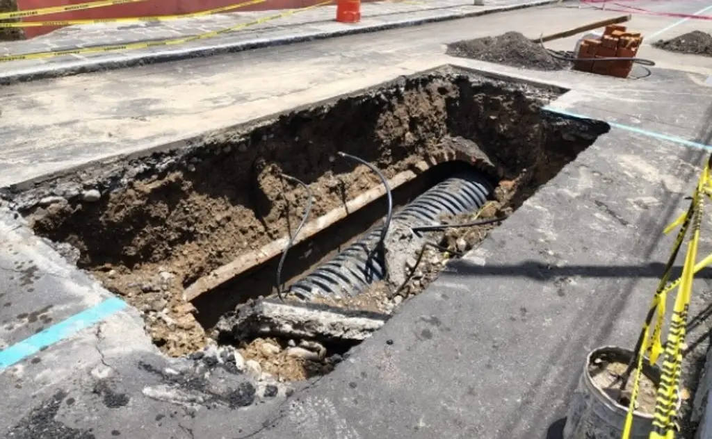 Imagen Socavón obliga al cierre de vialidad en pleno centro de Orizaba, Veracruz 