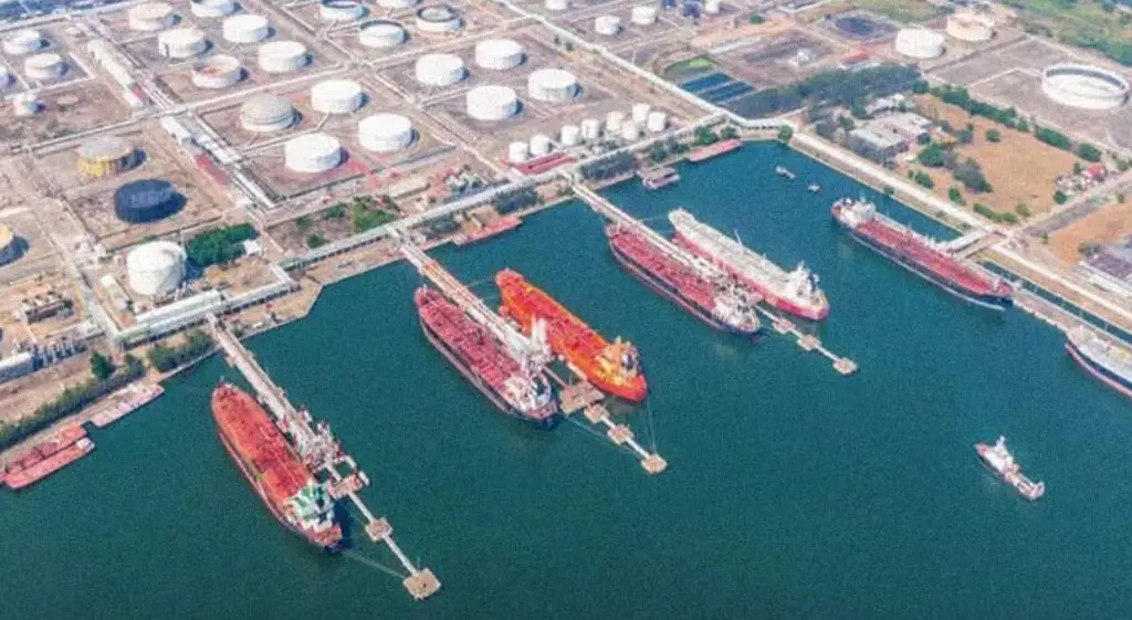 Imagen Denuncian que gobierno sigue enviando combustible subsidiado a Cuba, desde Veracruz