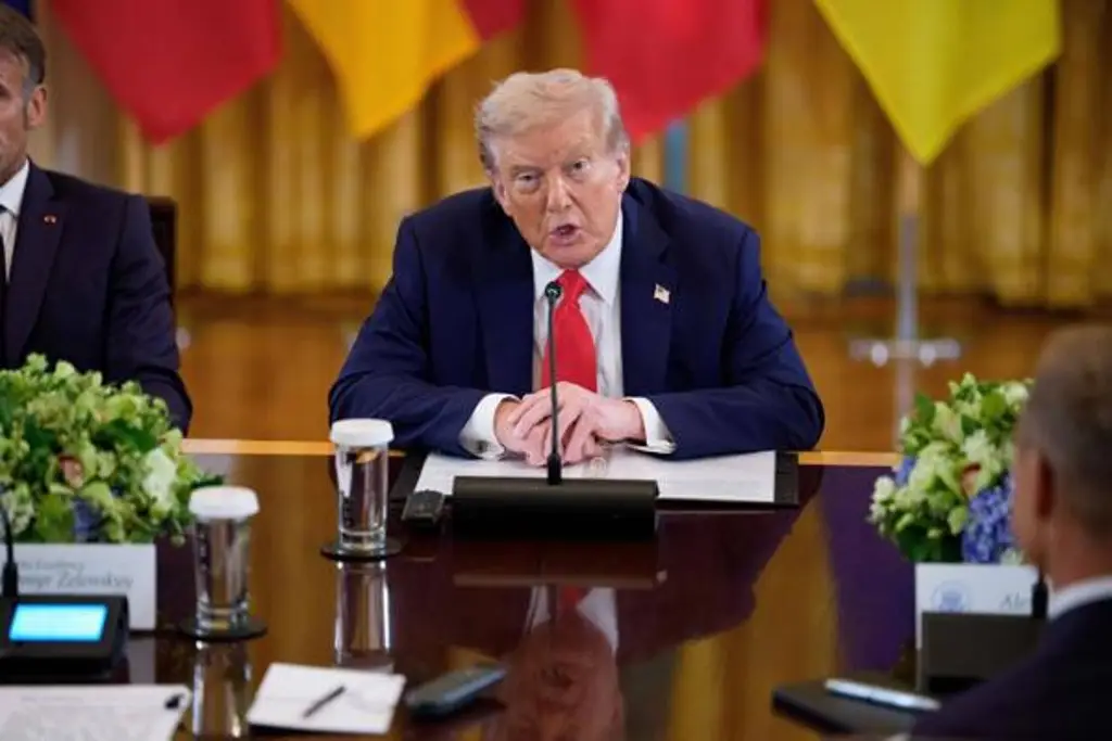 Imagen Trump pausó la reunión con Zelenski y los líderes europeos para llamar a Putin, según CNN