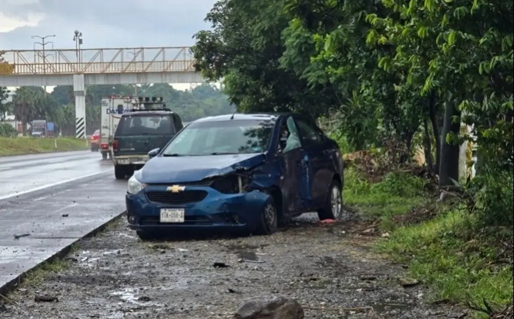 Imagen Tráiler impacta 2 vehículos en autopista de Veracruz; hay 3 lesionados 
