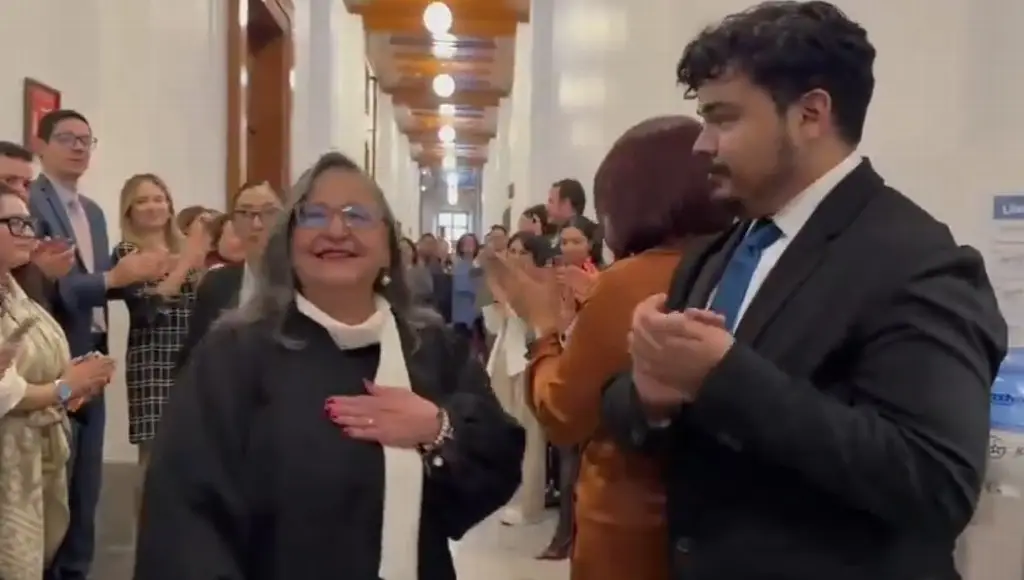 Imagen Con aplausos y porras,  reciben a los ministros de la SCJN en última sesión (+Video)