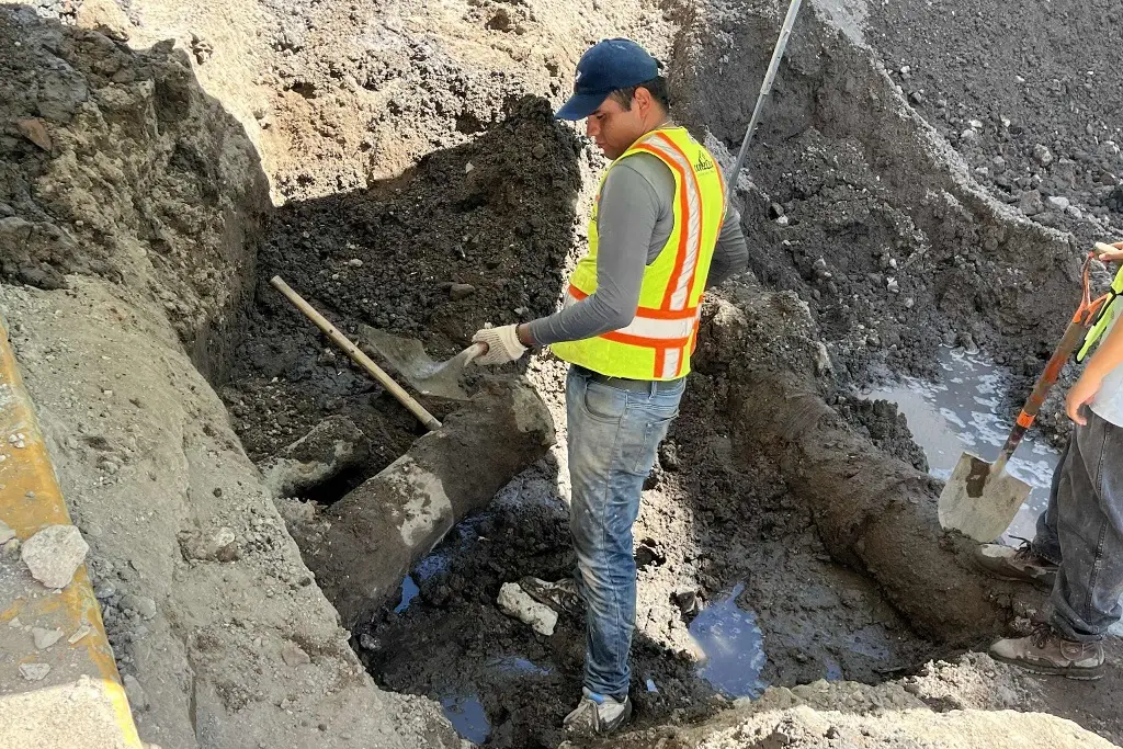 Imagen Desentierran dos cañones antiguos sobre avenida Independencia en Veracruz 
