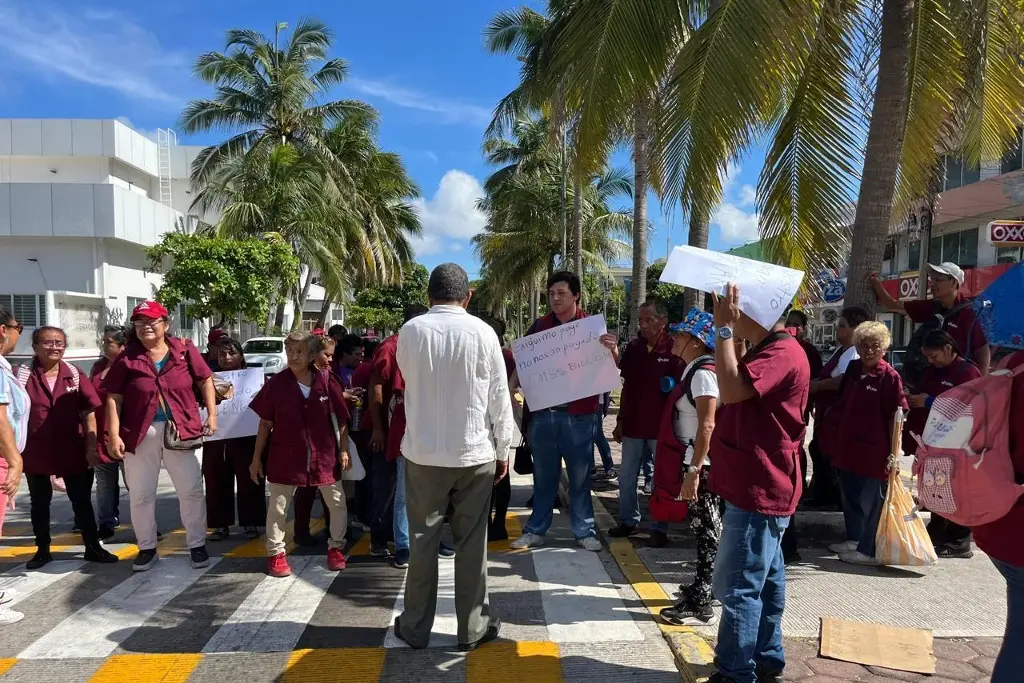 Imagen Bloquean avenida 20 de Noviembre de Veracruz; no les han pagado su quincena 