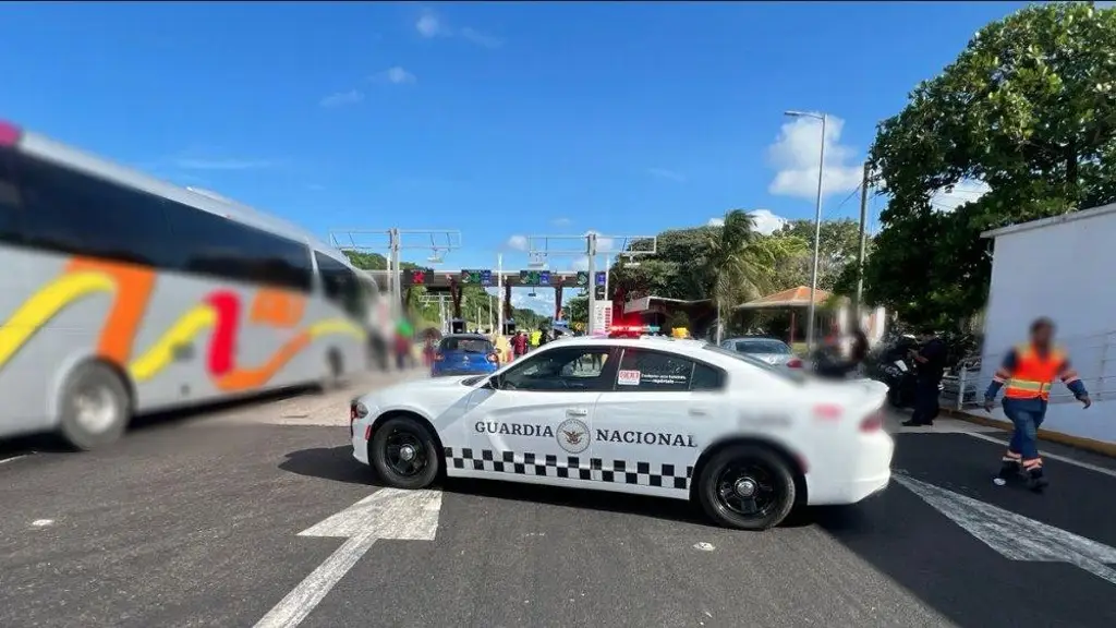 Imagen Tome precauciones, ciudadanos bloquean la caseta de La Antigua, Veracruz 