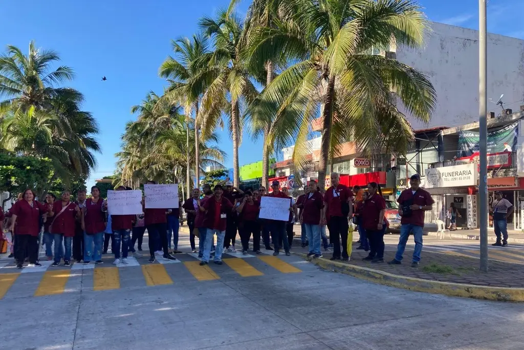 Imagen Trabajadores de limpieza del Hospital Regional de Veracruz bloquean 20 de noviembre 