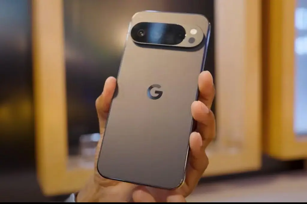 Imagen Google presenta sus nuevos teléfonos Pixel 10 y se burla de la IA y las cámaras de Apple