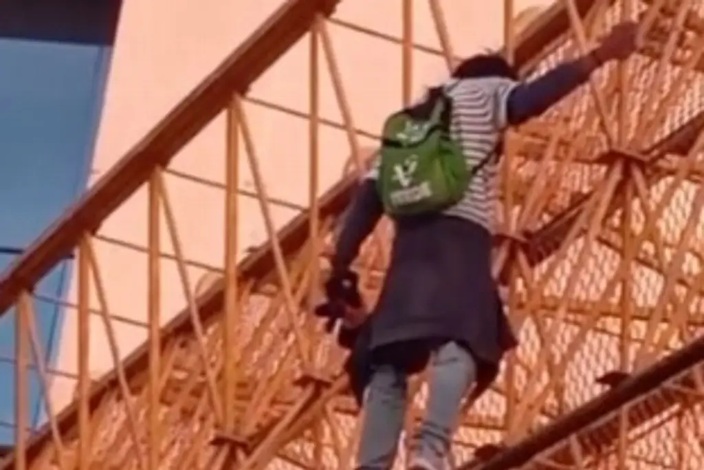 Imagen Hombre camina por el borde de un puente peatonal en Xalapa, Veracruz 