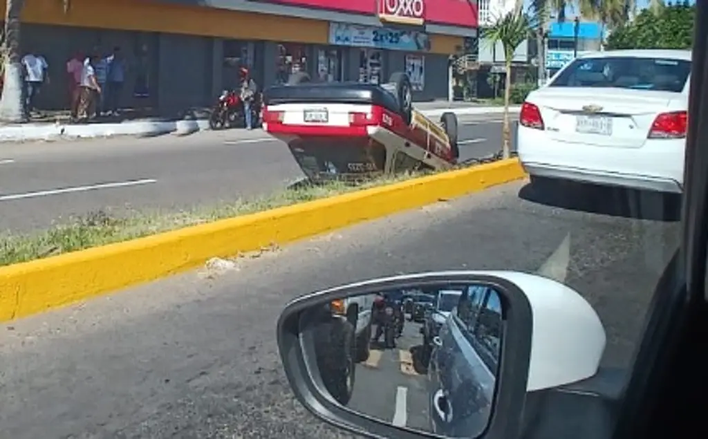 Imagen Taxi queda 'llantas arriba' tras aparatoso accidente en avenida de Veracruz; conductor huye