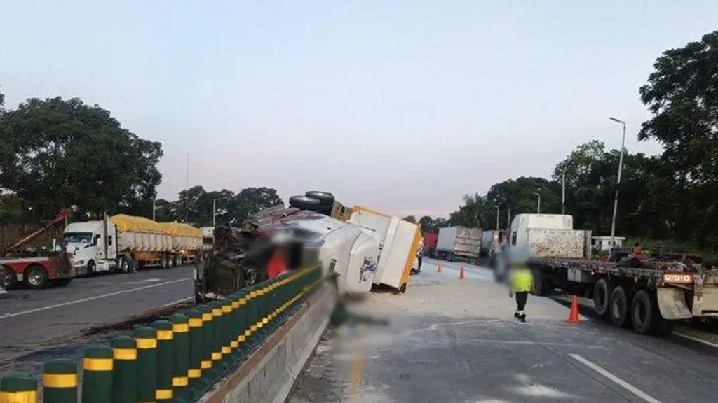 Imagen Hay cierre en esta carretera de Veracruz. Así está el accidente. Precaución