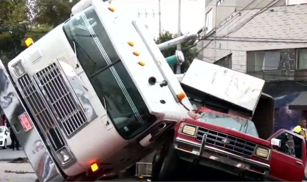 Imagen Tráiler con 35 toneladas de grava vuelca en socavón que provocó en CDMX (+Video) 