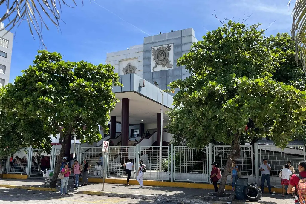 Imagen Levantan bloqueo afuera del Hospital Regional de Veracruz 