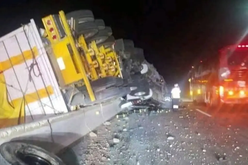 Imagen Vuelca tráiler cargado con azúcar en la autopista Córdoba–Veracruz