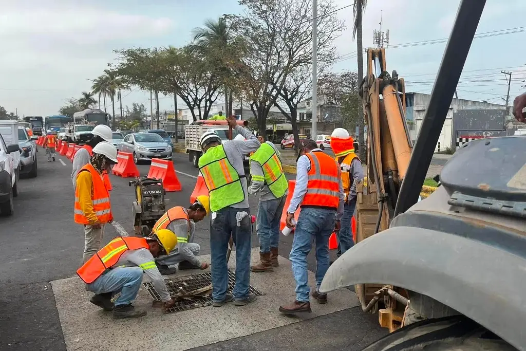 Imagen Piden concluir obra que dejaron ‘tirada’ en Av. Miguel Alemán de Veracruz